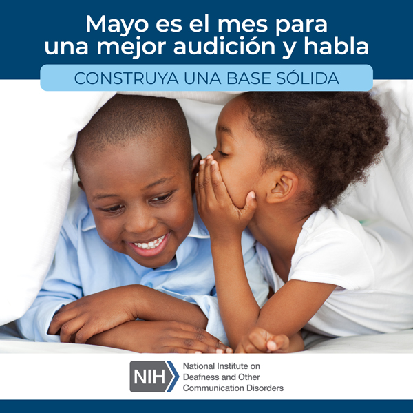Una niña susurra al oído de un niño. El texto dice: Mayo es el mes de una mejor audición y habla. Construya una base sólida.