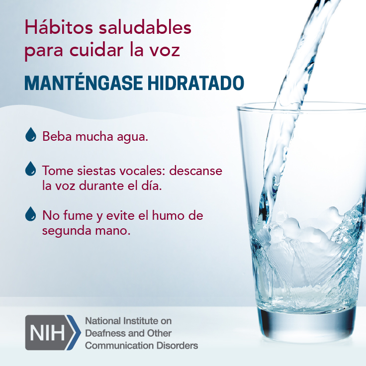 Una foto de un vaso que se llena de agua. El texto dice: Hábitos saludables para cuidar la voz: Manténgase Hidratado. Beba mucha agua. Tome diestas vocales: descanse la voz durante el día. No fume y evite el humo de segunda mano.