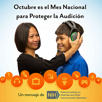 Una mujer le pone orejeras a un niño preadolescente. El texto sobre ellos dice: Octubre es el Mes Nacional de Proteger la Audición.