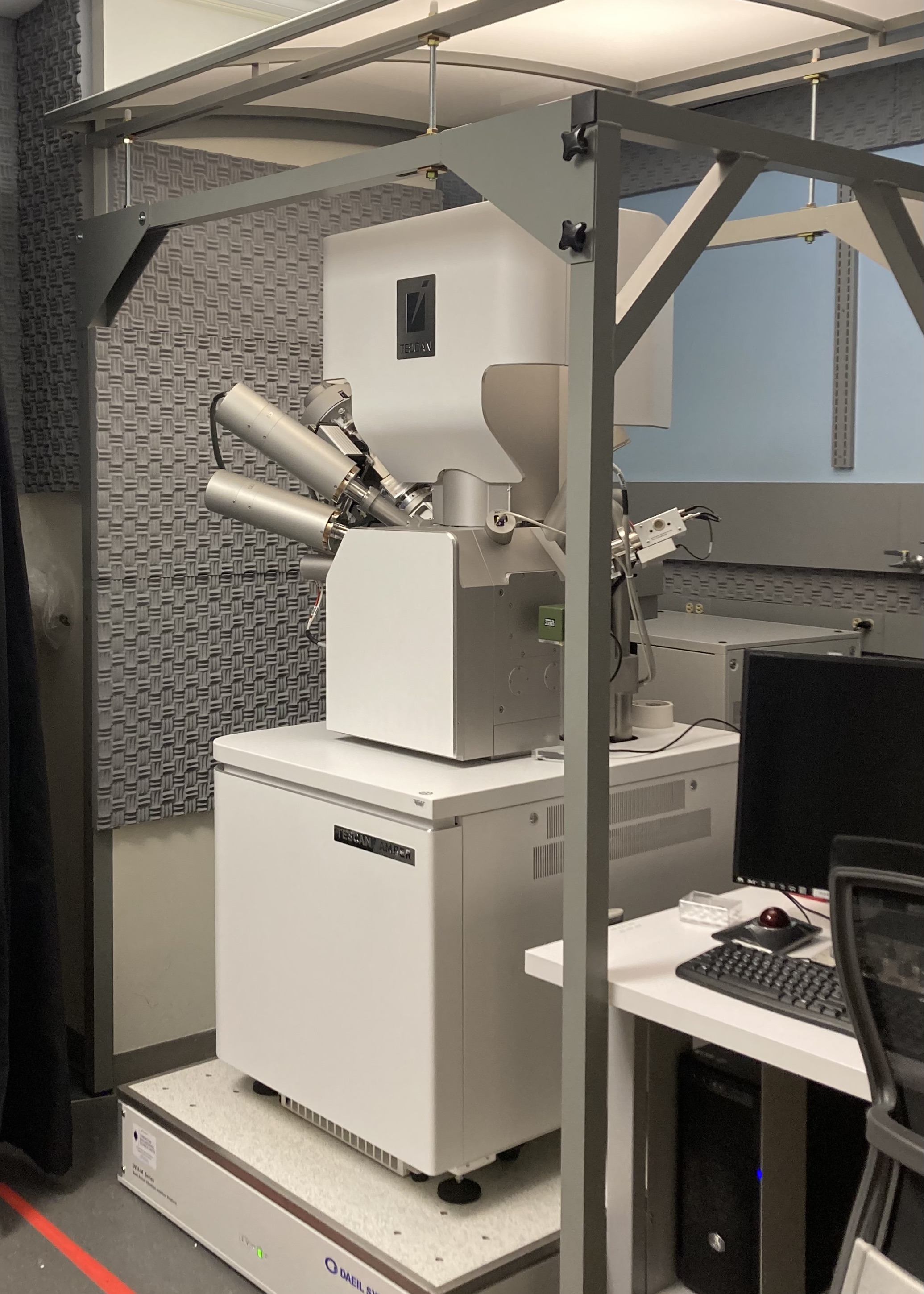 TESCAN Amber focused ion beam scanning electron microscope (FIB-SEM)