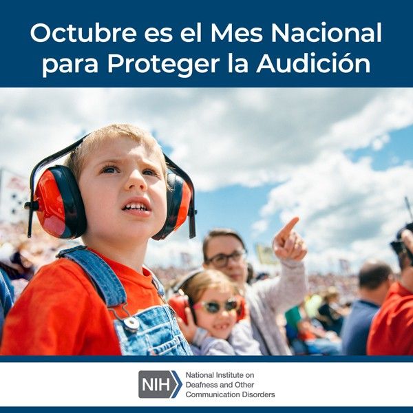 Niño pequeño con orejeras con protección auditiva en un evento deportivo. El texto lee: Octubre es el Mes Nacional para Proteger la Audición.